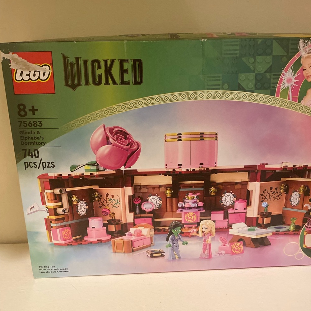 Lego: WICKED Glinda & Elphaba’s Dormitory